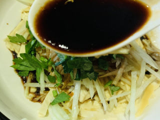 16、凉拌素鸡,加酱油