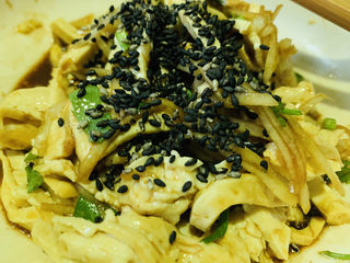 17、凉拌素鸡,撒芝麻