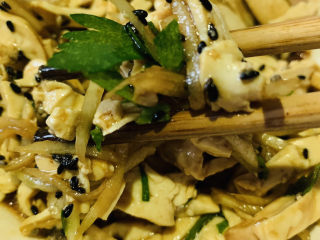 18、凉拌素鸡,搅拌均匀