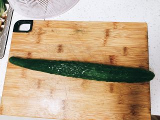 1、翠竹报春-年夜饭,准备2根黄瓜，这里只拍照1根。