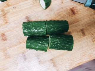 2、翠竹报春-年夜饭,将黄瓜切成段，一共切5段。