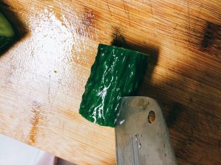 4、翠竹报春-年夜饭,在横截面1/3处横刀切到底，两侧不要切断，这步最好用小的刀切，切掉上盖。