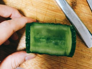 5、翠竹报春-年夜饭,将里面的心用勺子挖掉，做一个黄瓜竹筒。