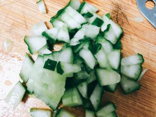 10、翠竹报春-年夜饭,将刚才做竹筒剩下的黄瓜切成丁。