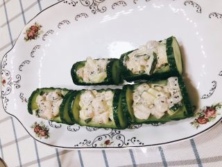 13、翠竹报春-年夜饭,将水果沙拉装到黄瓜竹筒里。