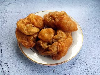 1、春节初二回娘家三鲜卤面四拌菜之四 糖醋面筋,油面筋是天津独特的一道食品。
