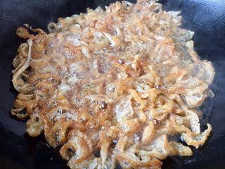 4、春节初二回娘家三鲜卤面四拌菜之四 糖醋面筋,当油温六成热时放入面筋丝，用筷子把面筋丝拨开，避免粘连。