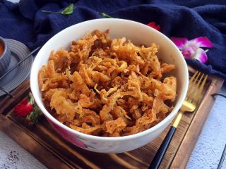 6、春节初二回娘家三鲜卤面四拌菜之四 糖醋面筋,油炸过的面筋丝放在容器里，晾凉了后备用。