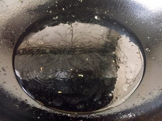 7、春节初二回娘家三鲜卤面四拌菜之四 糖醋面筋,锅里放入2汤勺的水。