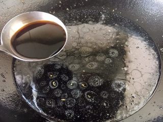 8、春节初二回娘家三鲜卤面四拌菜之四 糖醋面筋,放入1汤勺的醋。