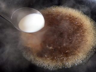 12、春节初二回娘家三鲜卤面四拌菜之四 糖醋面筋,把它们煮开，放入适量的水淀粉勾芡。