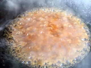 13、春节初二回娘家三鲜卤面四拌菜之四 糖醋面筋,把汤汁熬至浓稠。