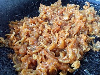 14、春节初二回娘家三鲜卤面四拌菜之四 糖醋面筋,放入炸好的面筋翻炒一下，使面筋裹上芡汁即可。