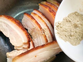 14、梅菜扣肉,切好放入碗里，放入3g扣肉粉