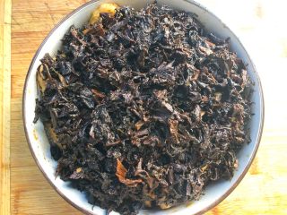 23、梅菜扣肉,把梅菜码到五花肉上