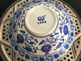 25、梅菜扣肉,蒸好把碗扣到扣肉上，倒扣到碗里即可