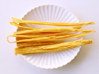1、凉拌腐竹#春意绿#,取干腐竹备用。