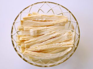 2、凉拌腐竹#春意绿#,把干腐竹小心折断，浸泡在清水中，至无硬心。这是不要用热水泡，影响口感。
