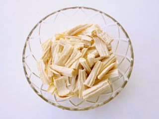 3、凉拌腐竹#春意绿#,把泡好的腐竹切大小一致的段。