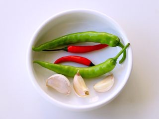 4、凉拌腐竹#春意绿#,小红尖椒和绿尖椒洗净待用。如果怕辣可以各取一个，配色提味。