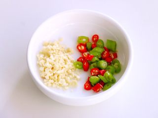 5、凉拌腐竹#春意绿#,蒜切碎放空气中氧化，尖椒切圈。