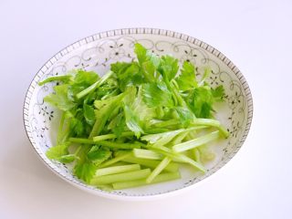 7、凉拌腐竹#春意绿#,切段，叶子不要丟，把黄叶子去掉就可以了。