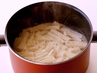 8、凉拌腐竹#春意绿#,烧开水，放入腐竹焯烫两分钟左右后捞出过凉沥水。