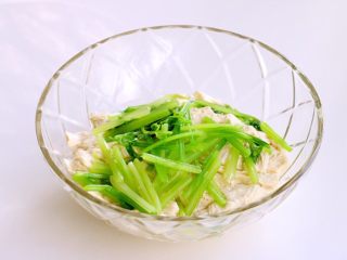 9、凉拌腐竹#春意绿#,香芹也焯熟，捞出后立即放纯净水中过凉，然后把两者放在大碗里。