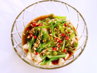 11、凉拌腐竹#春意绿#,倒入料汁拌匀即可。