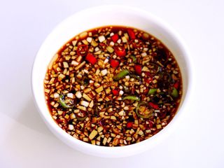 10、凉拌腐竹#春意绿#,蒜碎氧化好后，调入白糖、生抽、陈醋和香油，混合成料汁。