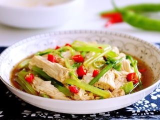 12、凉拌腐竹#春意绿#,装盘享用吧！酸、甜、辣，异常开胃，清爽无比。