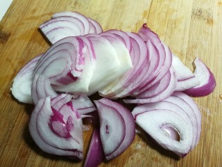 2、洋葱拌木耳,洋葱切条