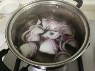 5、洋葱拌木耳,放入洋葱一秒立即捞出来，不然颜色不好看，也不脆