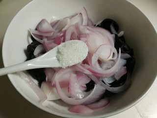 8、洋葱拌木耳,放入一小勺糖