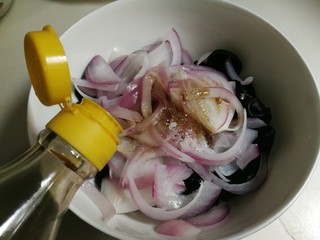 9、洋葱拌木耳,放入一勺生抽，半勺醋