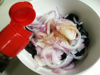 10、洋葱拌木耳,放入半勺香油