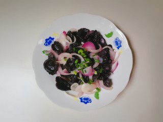 12、洋葱拌木耳,装入盘中