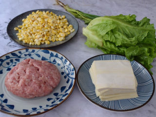 1、鲜肉小馄饨,准备好材料