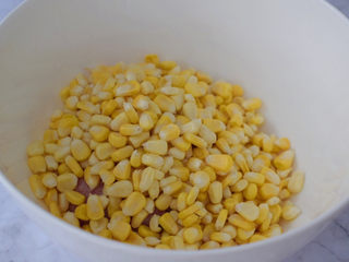 2、鲜肉小馄饨,猪肉末和玉米粒放入容器中