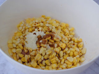 3、鲜肉小馄饨,加入味极鲜酱油、鸡精、盐