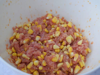 4、鲜肉小馄饨,用筷子顺时针一个方向搅拌均匀