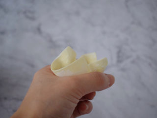 7、鲜肉小馄饨,利用虎口收口即可，馄饨包法随自己喜欢，只要煮时不漏馅即可