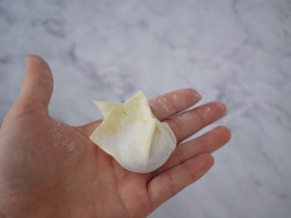 8、鲜肉小馄饨,捏紧即可