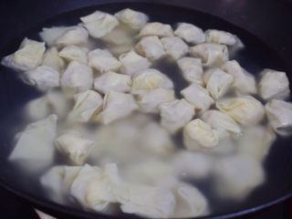 11、鲜肉小馄饨,锅中加入高汤或者清水煮开后放入馄饨