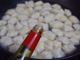 12、鲜肉小馄饨,煮至快好时加入味极鲜酱油