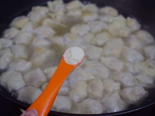 13、鲜肉小馄饨,加入鸡精