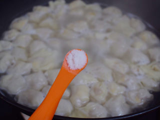 14、鲜肉小馄饨,加入盐