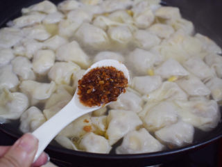 15、鲜肉小馄饨,加入蒜头油