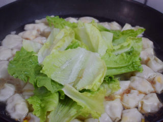 16、鲜肉小馄饨,加入生菜