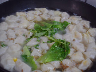 17、鲜肉小馄饨,再次煮开时加入葱花和香菜即可关火